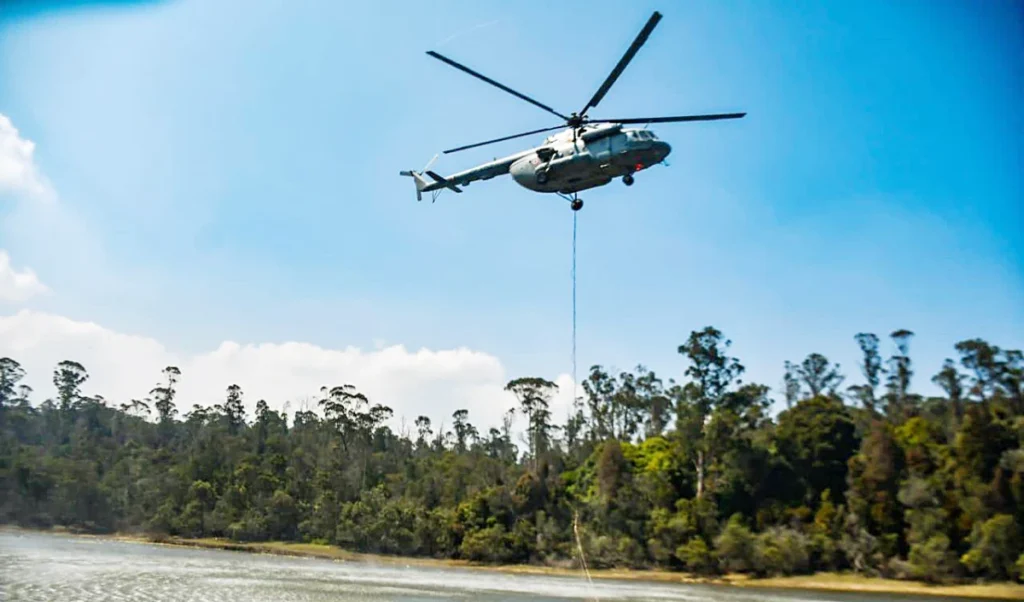 Arunachal Pradesh के जंगलों में लगी भीषण आग! संकटमोचक बनी Indian Air Force, Mi-17 हेलिकॉप्टर से बरसाया 66,000 लीटर पानी