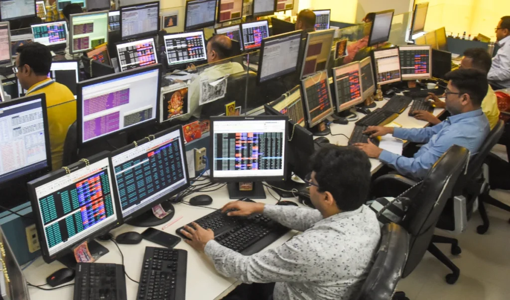 Black Monday | Sensex 2,700 अंक टूटा, Nifty 24,700 के नीचे! Middle East War ने स्वाहा किए निवेशकों के लाखों करोड़ Black Monday | Sensex 2,700 अंक टूटा, Nifty 24,700 के नीचे! Middle East War ने स्वाहा किए निवेशकों के लाखों करोड़