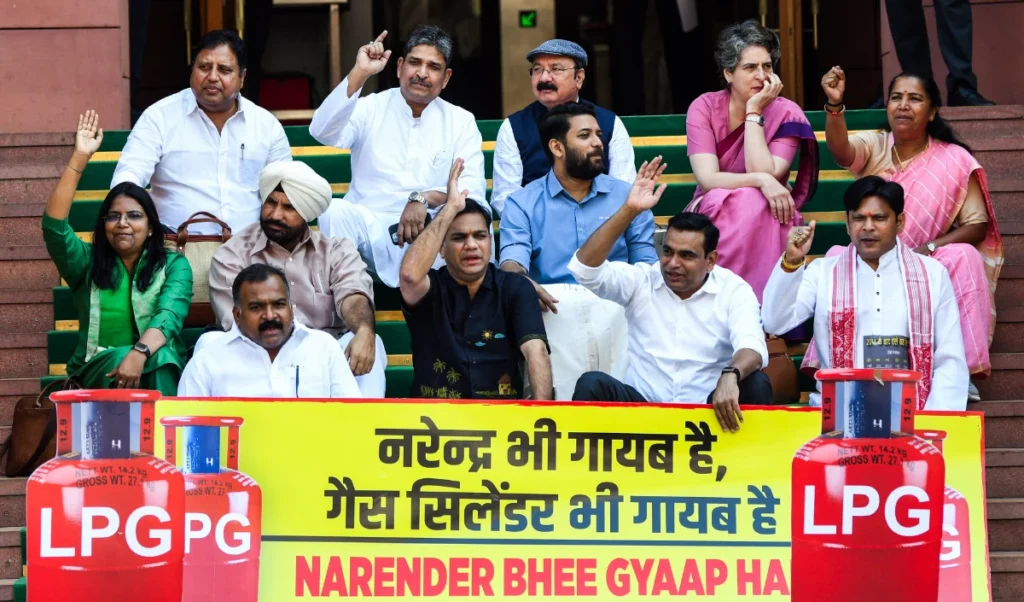 Budget Session: लोकसभा में कल पेश होगा प्रस्ताव, 8 निलंबित सांसदों की हो सकती है वापसी Budget Session: लोकसभा में कल पेश होगा प्रस्ताव, 8 निलंबित सांसदों की हो सकती है वापसी