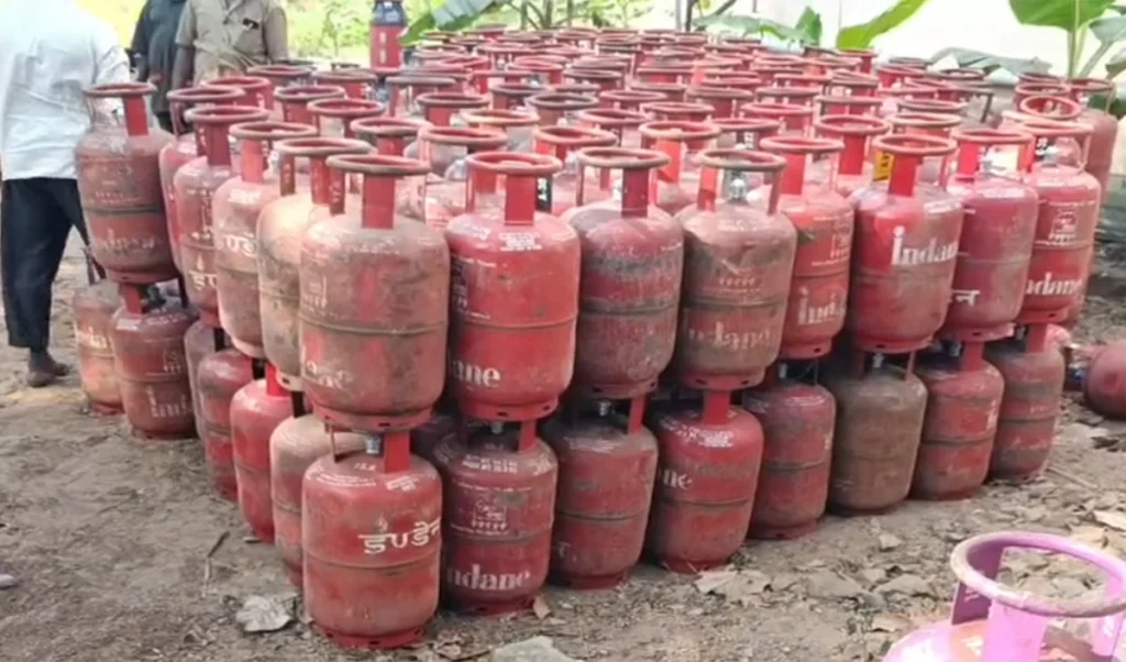 Chhattisgarh में LPG Cylinder की कालाबाज़ारी पर बड़ा Action, 200 छापों में 1000+ सिलेंडर जब्त