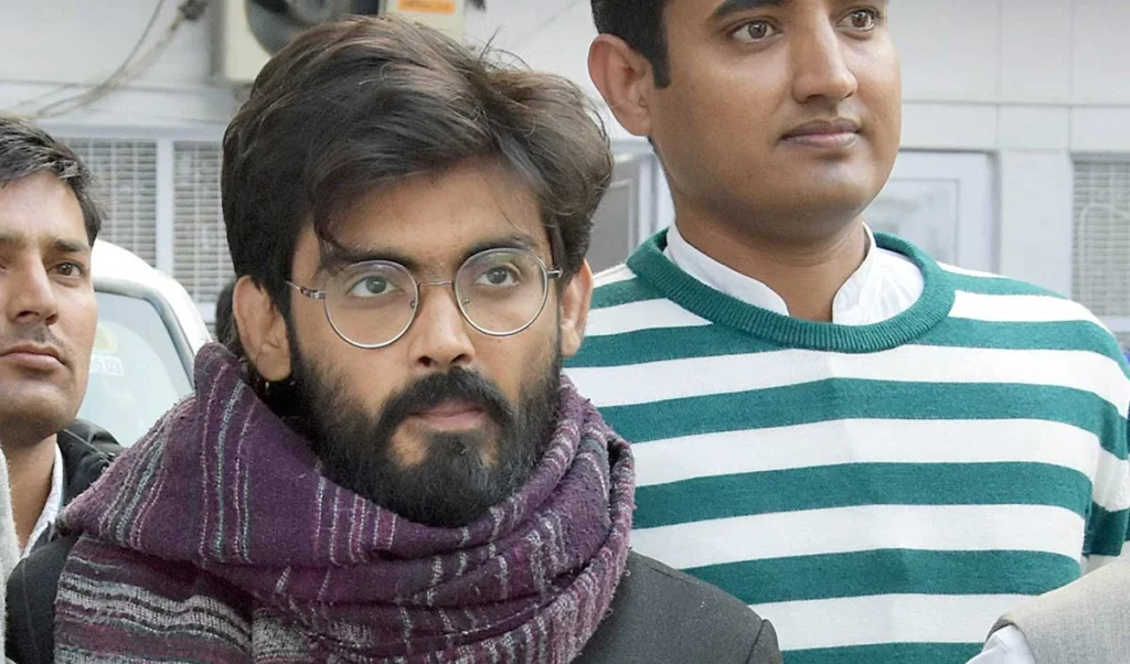 Chicken’s Neck काटने की धमकी देने वाला Sharjeel Imam 6 साल बाद जेल से बाहर आया, भाई की शादी में शामिल होगा Chicken’s Neck काटने की धमकी देने वाला Sharjeel Imam 6 साल बाद जेल से बाहर आया, भाई की शादी में शामिल होगा