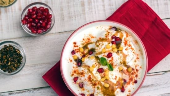 Classic Dahi Bhalla and Dahi Vada Recipes for Holi: Perfect Yoghurt and Lentil Combo for Your Guests Classic Dahi Bhalla and Dahi Vada Recipes for Holi: Perfect Yoghurt and Lentil Combo for Your Guests