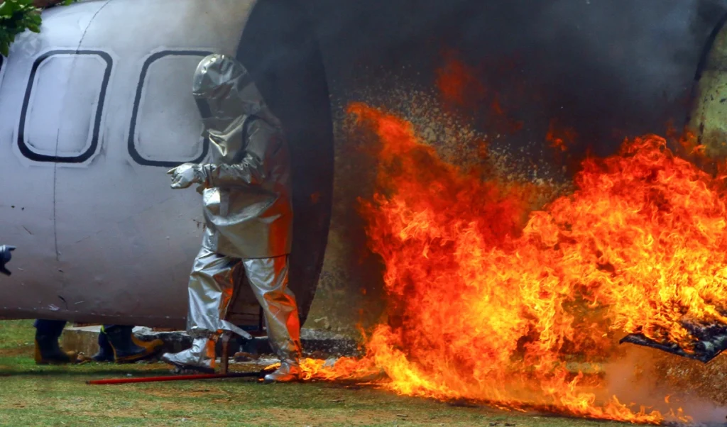 Colombia Plane Crash | कोलंबिया में बड़ा सैन्य विमान हादसा!Hercules C-130 दुर्घटनाग्रस्त, 33 सैनिकों की मौत, 81 घायल
