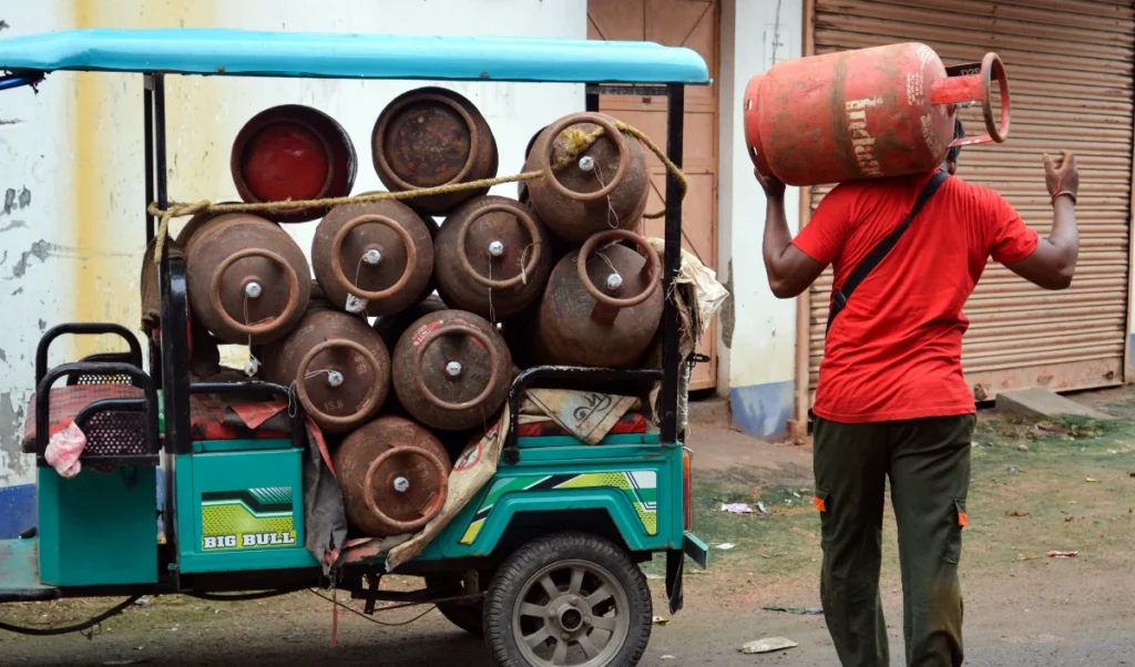 Commercial LPG संकट पर सरकार का Action, सप्लाई की समीक्षा के लिए बनी High-Level Committee