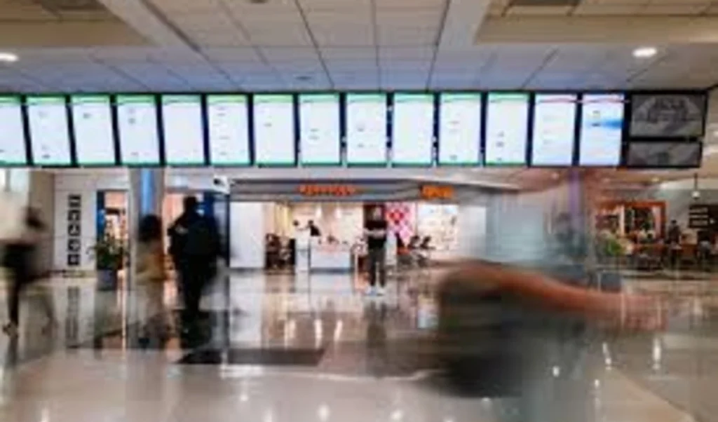 Credit-Debit Card यूजर्स को बड़ा झटका, Airport Lounge की फ्री सुविधा अब होगी बंद।