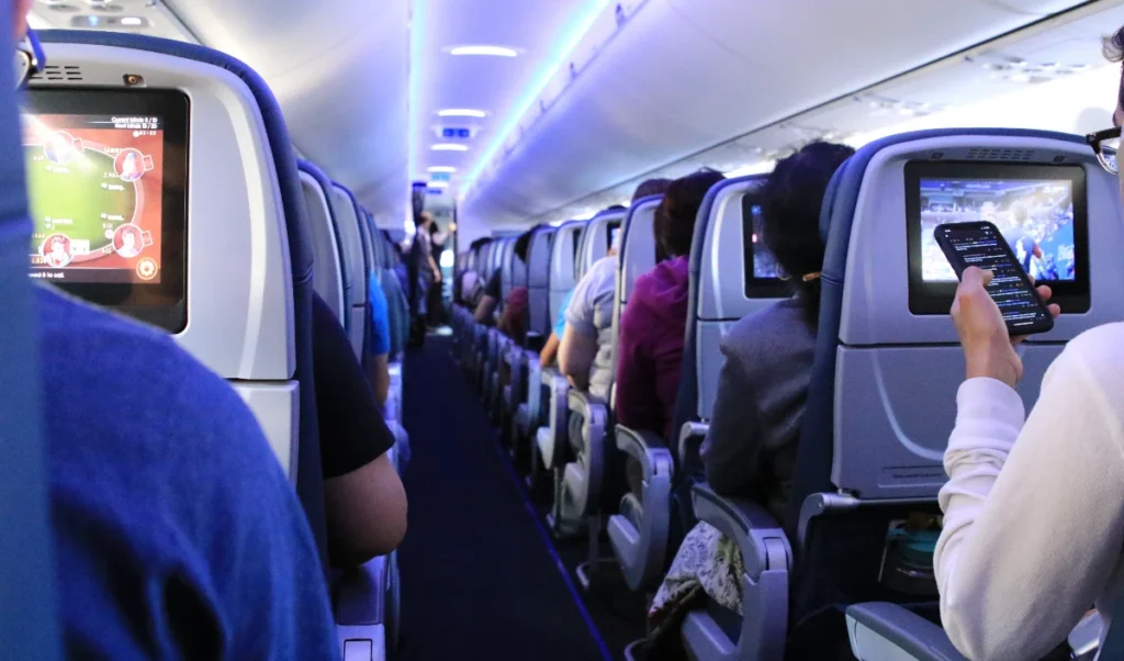 DGCA New Rules Free Seat Selection | हवाई यात्रियों को बड़ी राहत! अब 60% सीटें होंगी मुफ्त, छिपे हुए शुल्कों पर सरकार की 'सर्जिकल स्ट्राइक'