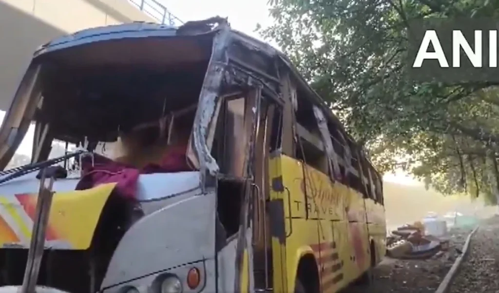 Delhi Bus Accident | दिल्ली में भीषण हादसा! 25 यात्रियों से भरी डबल-डेकर बस पलटी, 2 लोगों की मौके पर ही मौत