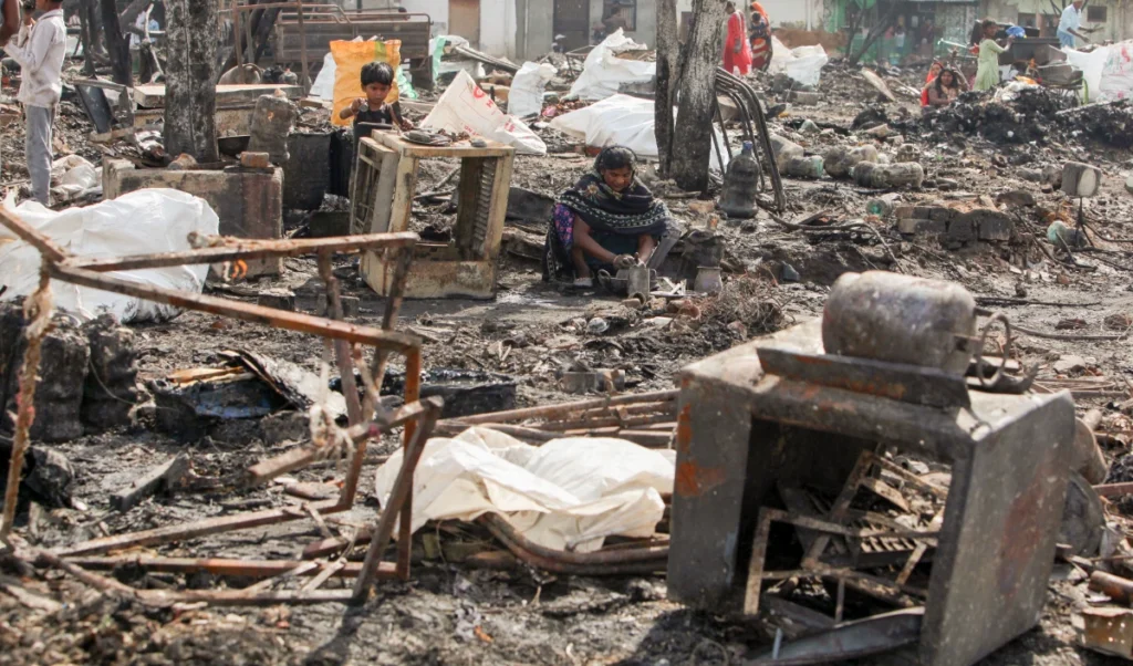Delhi Fire Nature Bazaar | अंधेरिया मोड़ के ‘नेचर बाजार’ में भीषण आग का तांडव, 50 से अधिक दुकानें जलकर राख Delhi Fire Nature Bazaar | अंधेरिया मोड़ के ‘नेचर बाजार’ में भीषण आग का तांडव, 50 से अधिक दुकानें जलकर राख