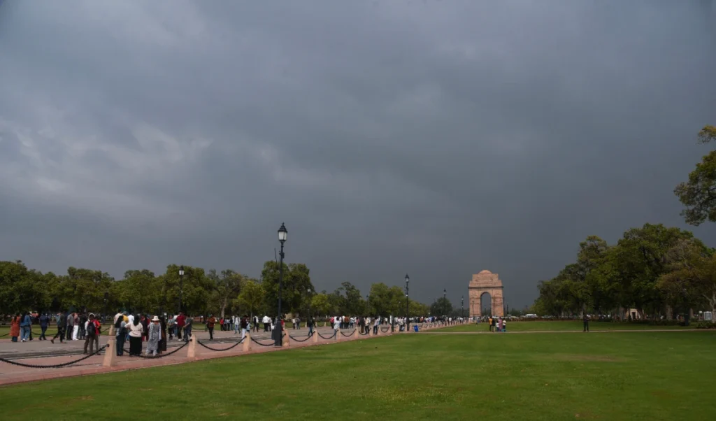 Delhi-NCR Weather Update । बदला मौसम का मिजाज, IMD ने जारी किया बारिश और आंधी का Orange Alert Delhi-NCR Weather Update । बदला मौसम का मिजाज, IMD ने जारी किया बारिश और आंधी का Orange Alert