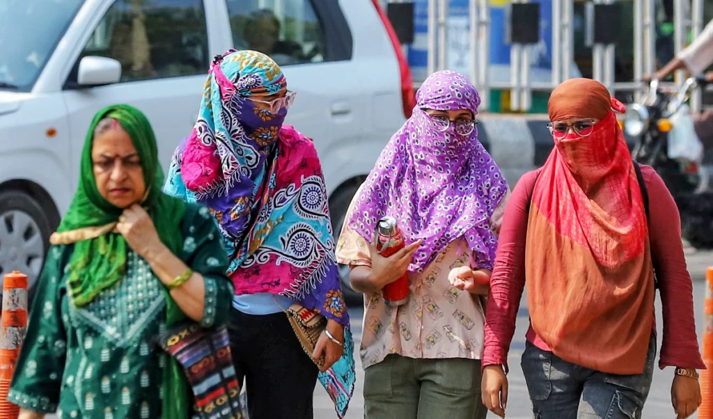 Delhi Weather Update | दिल्ली में न्यूनतम तापमान सामान्य से 2.9 डिग्री अधिक, दिन में चलेंगी तेज गर्म हवाएं Delhi Weather Update | दिल्ली में न्यूनतम तापमान सामान्य से 2.9 डिग्री अधिक, दिन में चलेंगी तेज गर्म हवाएं