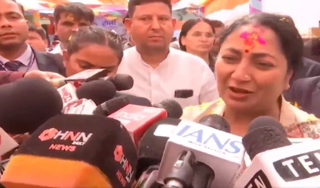 Delhi में ‘Lakhpati Beti Yojana’ लॉन्च, CM Rekha Gupta बोलीं- ग्रेजुएशन पर मिलेंगे सवा लाख रुपये