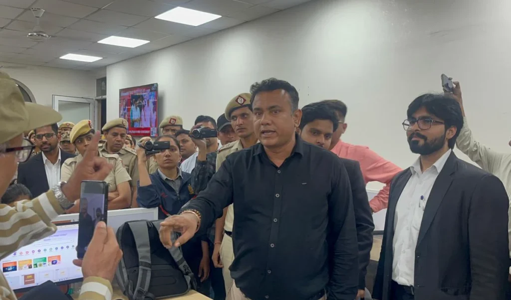 Delhi में UNI Office सील, एजेंसी का आरोप Press Freedom पर हमला, पुलिस ने दिया High Court का हवाला