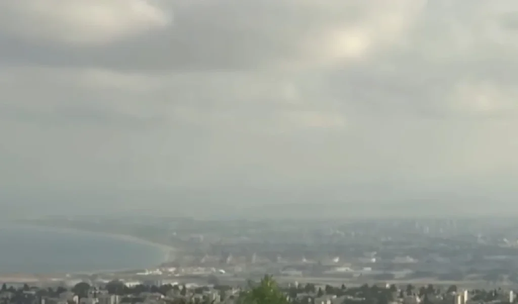 Dubai के आसमान में दिखा Iran का 'ड्रोन अटैक', Financial Centre पर मलबा गिरने से हड़कंप