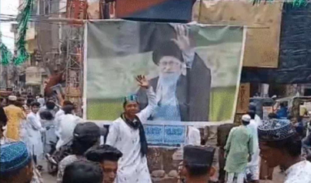 Eid के जश्न के बीच बिहार के इस जिले में लगा खामेनेई का पोस्टर, युवाओं में मची सेल्फी लेने की होड़