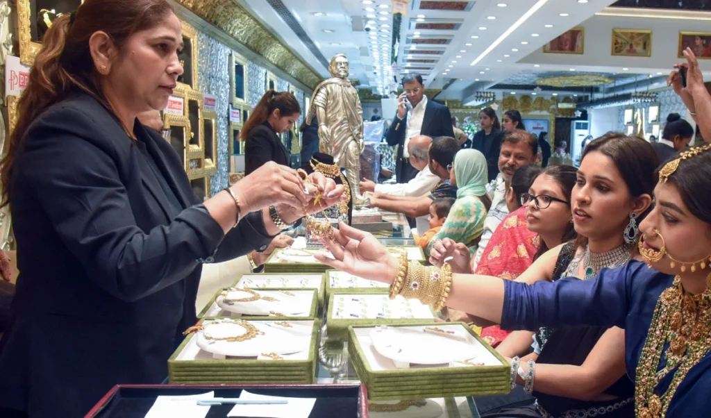 Global Market में हलचल से सोना-चांदी रॉकेट, Silver में ₹11,250 की तूफानी तेजी Global Market में हलचल से सोना-चांदी रॉकेट, Silver में ₹11,250 की तूफानी तेजी