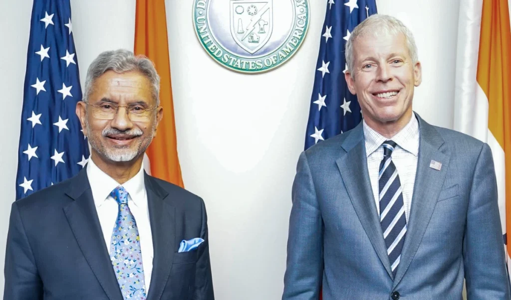 Global Oil Crisis: अमेरिका ने भारत को दी रूसी तेल खरीदने की 'विशेष छूट', कहा- 'समुद्र में फंसे स्टॉक को जल्द बाज़ार में लाएं'