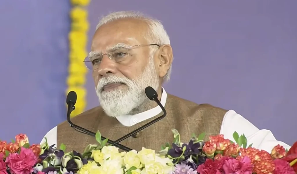 Gujarat को PM Modi की 20,000 करोड़ की सौगात, बोले- चलती रहेगी विकास की Superfast Express Gujarat को PM Modi की 20,000 करोड़ की सौगात, बोले- चलती रहेगी विकास की Superfast Express