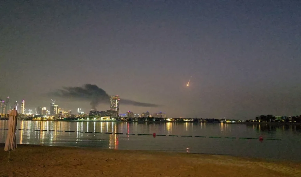 Gulf में जंग का साया! Dubai, Abu Dhabi की सभी Flights रद्द, Amazon के डेटा सेंटर तबाह