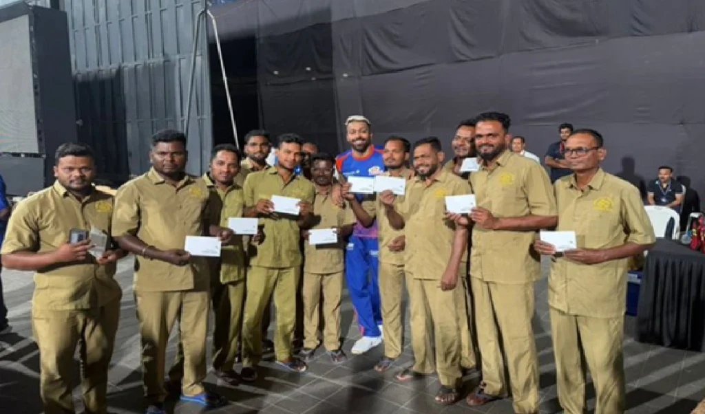Hardik Pandya ने दिखाया बड़ा दिल, वानखेड़े स्टेडियम के ग्राउंड स्टाफ को बांटे तोहफे
