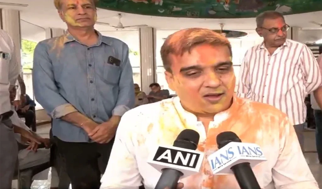 Harsh Sanghavi का अलग अंदाज, Surat में बुजुर्गों संग खेली Holi, बोले- वर्षों से यह मेरा परिवार है