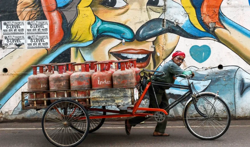 Hormuz संकट का असर: अब 14.2 किलो की जगह 10 Kg का मिलेगा LPG Cylinder? Hormuz संकट का असर: अब 14.2 किलो की जगह 10 Kg का मिलेगा LPG Cylinder?