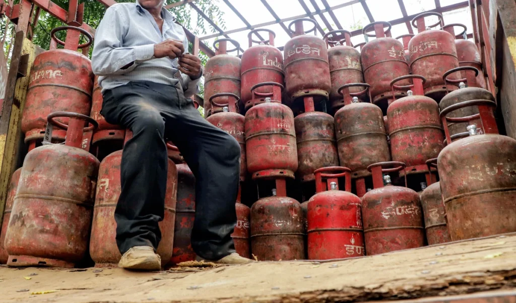 India Energy Crisis | भारत सरकार का बड़ा कदम, तेल-गैस कंपनियों पर ‘आवश्यक वस्तु अधिनियम’ लागू- डेटा शेयरिंग अनिवार्य India Energy Crisis | भारत सरकार का बड़ा कदम, तेल-गैस कंपनियों पर ‘आवश्यक वस्तु अधिनियम’ लागू- डेटा शेयरिंग अनिवार्य