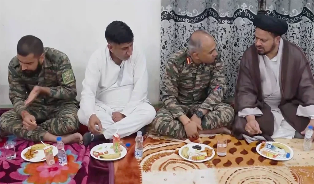 Indian Army ने Jammu-Kashmir के कई इलाकों में Iftar दावत के जरिये दिया भाईचारे और एकता का संदेश