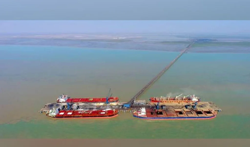 Iran-US War का असर: Dubai पोर्ट पर फंसे 1000 कंटेनर, Maharashtra के निर्यातकों को करोड़ों का झटका