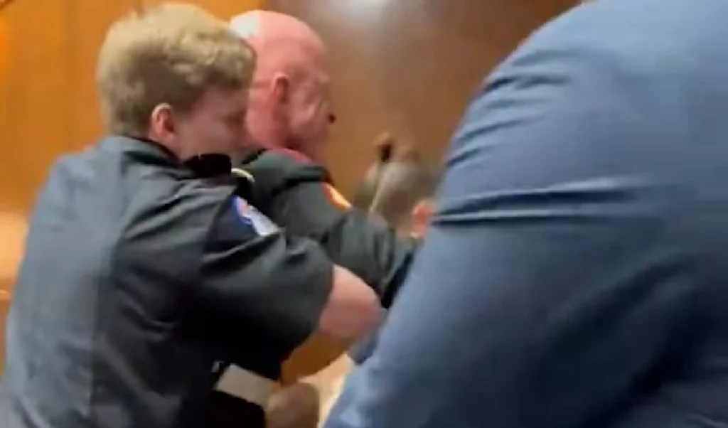 Iran के खिलाफ उठाई आवाज, सासंद ने तोड़ दिया फौजी का हाथ