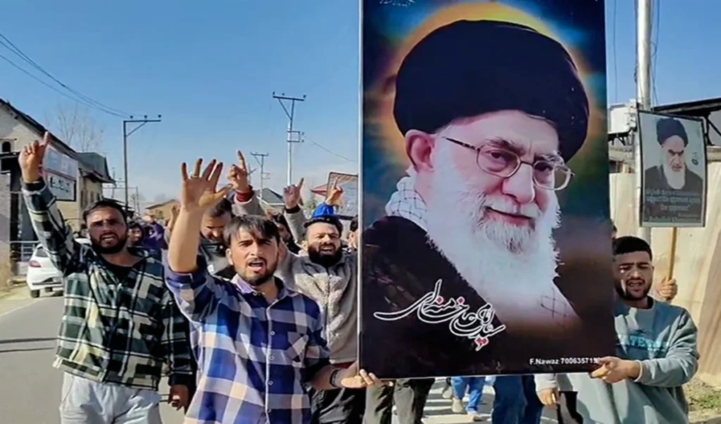 Iran के सुप्रीम लीडर Khamenei की मौत की आग Kashmir तक पहुंची, America-Israel के खिलाफ लगे नारे। Iran के सुप्रीम लीडर Khamenei की मौत की आग Kashmir तक पहुंची, America-Israel के खिलाफ लगे नारे।