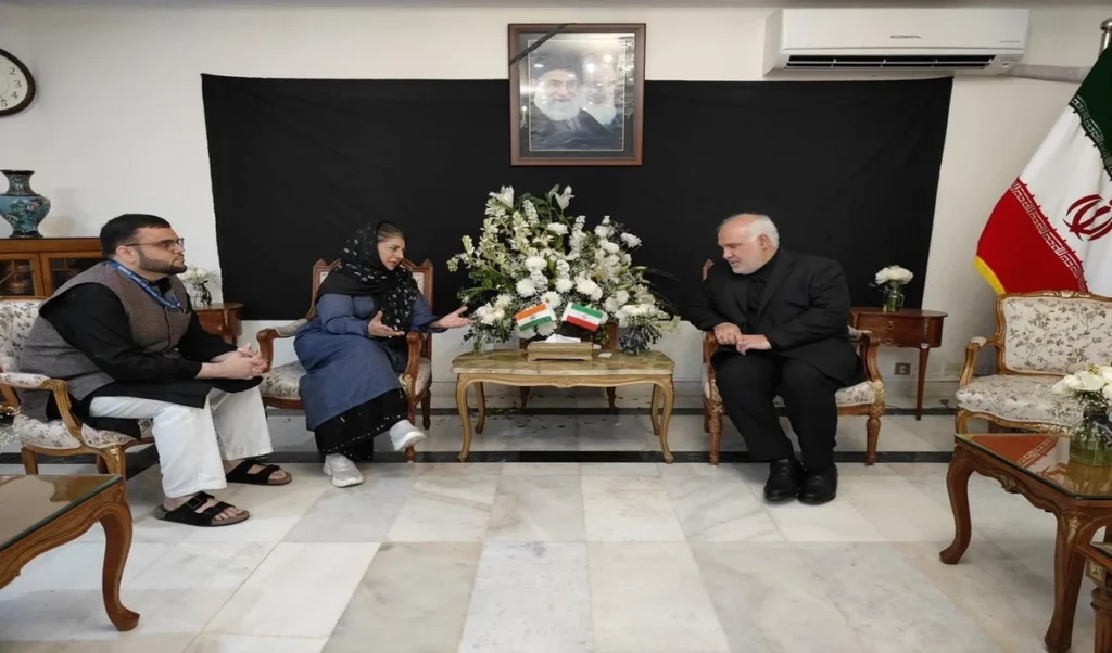 Iran दूतावास पहुंचीं Mehbooba Mufti, बोलीं- इस मुश्किल वक्त में कश्मीरी Iran के साथ