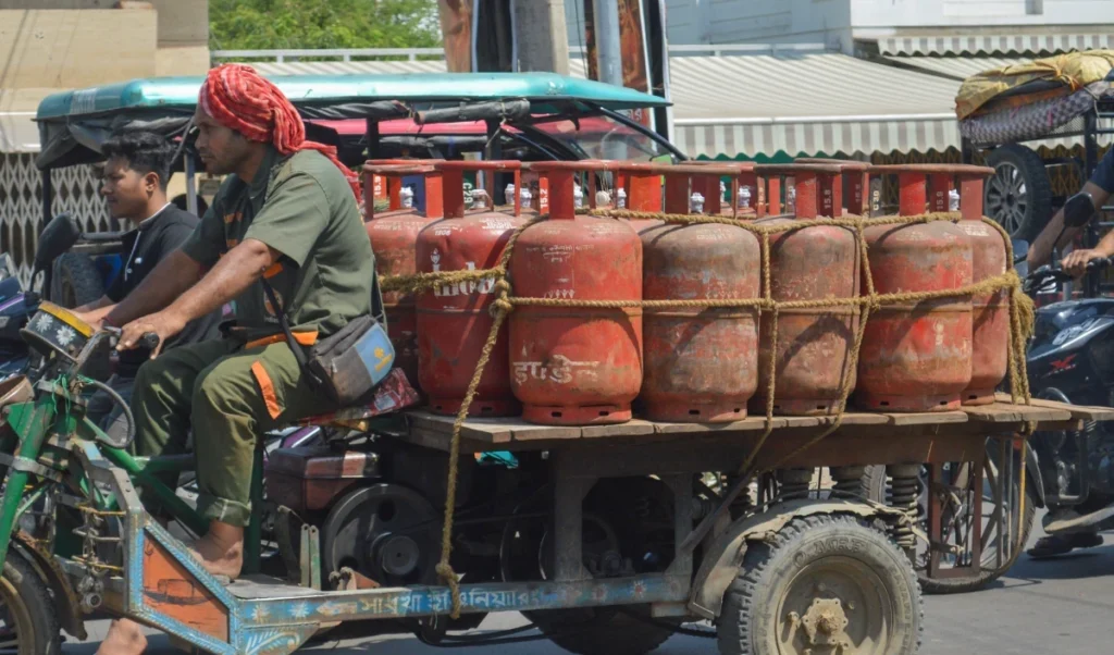 Iran संकट से भारत में गैस पर ‘Panic’, अचानक 20 लाख बढ़ी LPG Booking, सरकार ने दी बड़ी जानकारी