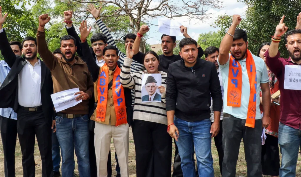 Jammu University में Jinnah पर संग्राम, ABVP का सवाल- बंटवारे के गुनहगार सिलेबस में क्यों? Jammu University में Jinnah पर संग्राम, ABVP का सवाल- बंटवारे के गुनहगार सिलेबस में क्यों?