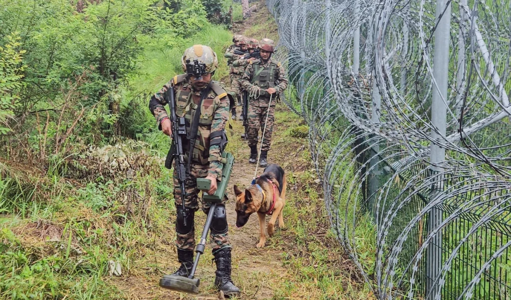 Jammu and Kashmir: सीमा पर फिर ‘ड्रोन युद्ध’ की आहट! पाक की नापाक साजिश पर भारत का कड़ा प्रहार, सांबा में सर्च ऑपरेशन जारी Jammu and Kashmir: सीमा पर फिर ‘ड्रोन युद्ध’ की आहट! पाक की नापाक साजिश पर भारत का कड़ा प्रहार, सांबा में सर्च ऑपरेशन जारी