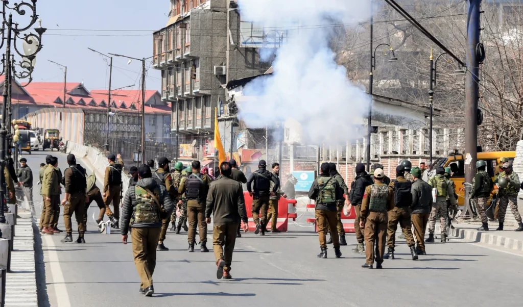 Kashmir on High Alert Khamenei Killing | कश्मीर में कड़ा पहरा! खामेनेई की मौत पर भारी विरोध प्रदर्शन, सुरक्षा बलों के काफिले रोके गए Kashmir on High Alert Khamenei Killing | कश्मीर में कड़ा पहरा! खामेनेई की मौत पर भारी विरोध प्रदर्शन, सुरक्षा बलों के काफिले रोके गए