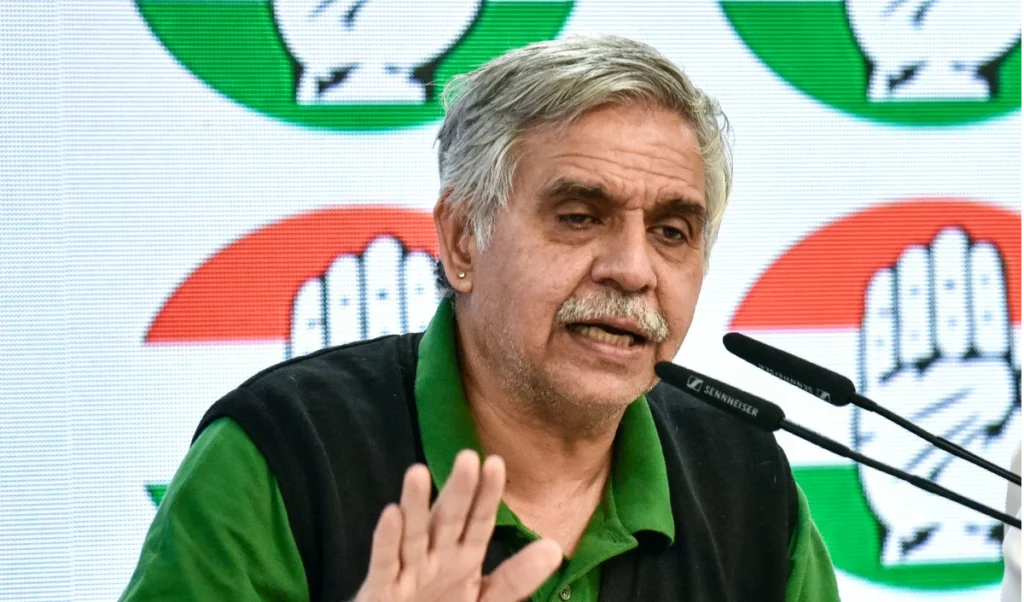 Kejriwal की ‘ईमानदार’ Holi से सियासत गरम, Sandeep Dikshit बोले- त्योहारों को तो बख्श दीजिए Kejriwal की ‘ईमानदार’ Holi से सियासत गरम, Sandeep Dikshit बोले- त्योहारों को तो बख्श दीजिए