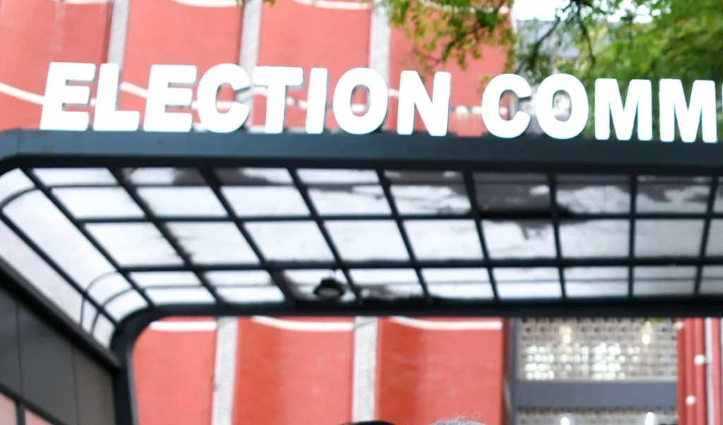 Kerala Assembly Elections 2026 | ‘क्लर्क की बड़ी चूक’, BJP की मुहर वाला दस्तावेज़ बांटने पर केरल के चुनाव अधिकारी सस्पेंड