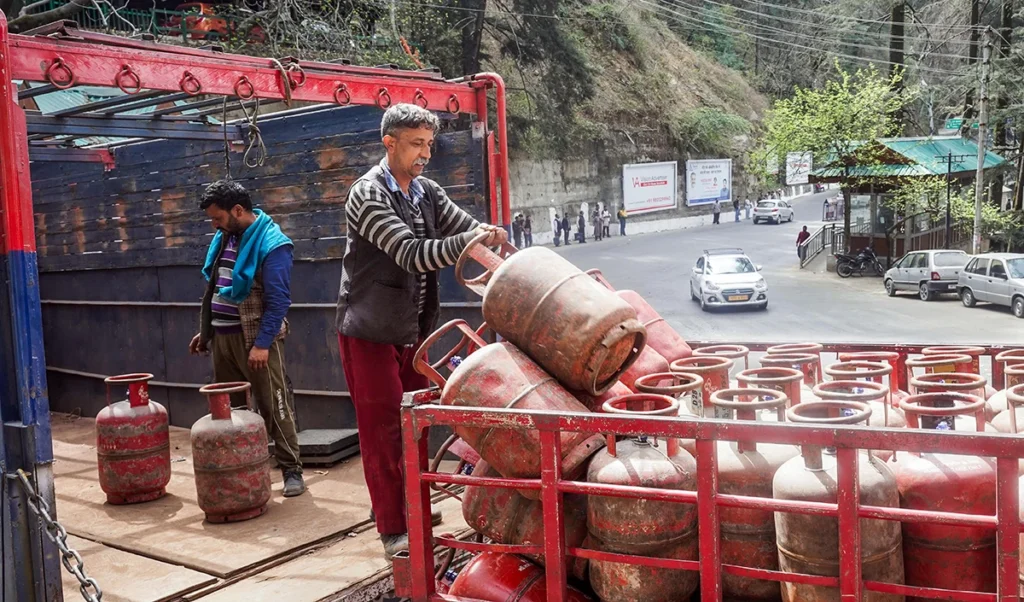LPG Crisis का बड़ा असर, Hotel और Street Food कारोबार पर संकट, Black Market में Cylinder के दाम आसमान पर!