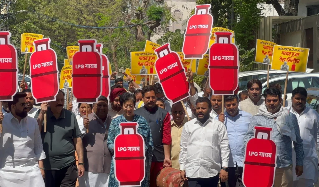 LPG Cylinder पर AAP का हल्लाबोल, Atishi बोलीं- PM Modi ने America के सामने सरेंडर किया
