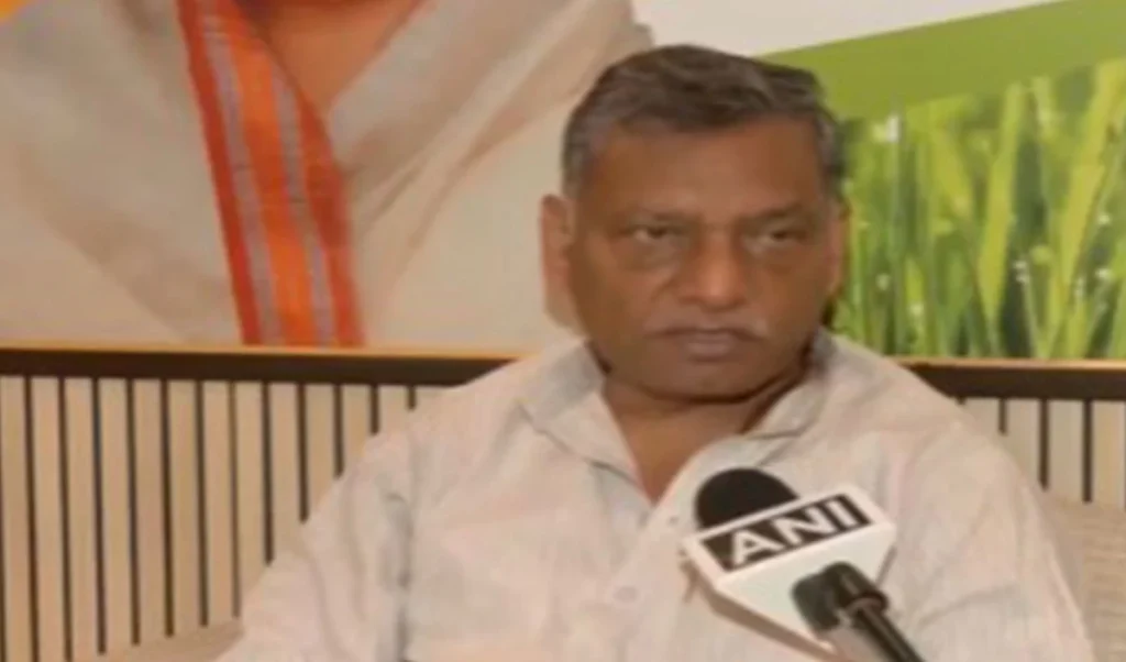 LPG Price Hike पर Congress का सरकार पर हमला, BJP बोली- विपक्ष का काम है शोर मचाना