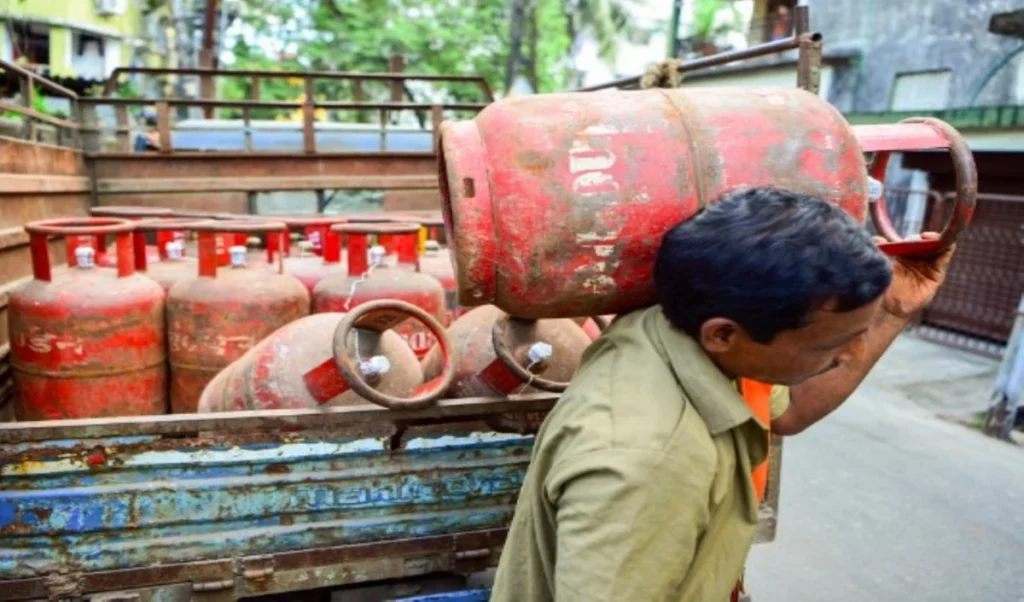 LPG Shortage News: ठाणे में होटल बंद, Gas Cylinder के लिए लंबी लाइनें, मंत्री Suresh Gopi ने दिया भरोसा
