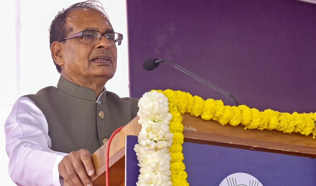 Lok Sabha में विपक्ष पर भड़के Minister Shivraj Chouhan, बोले- ऐसी राजनीति पर शर्म आती है