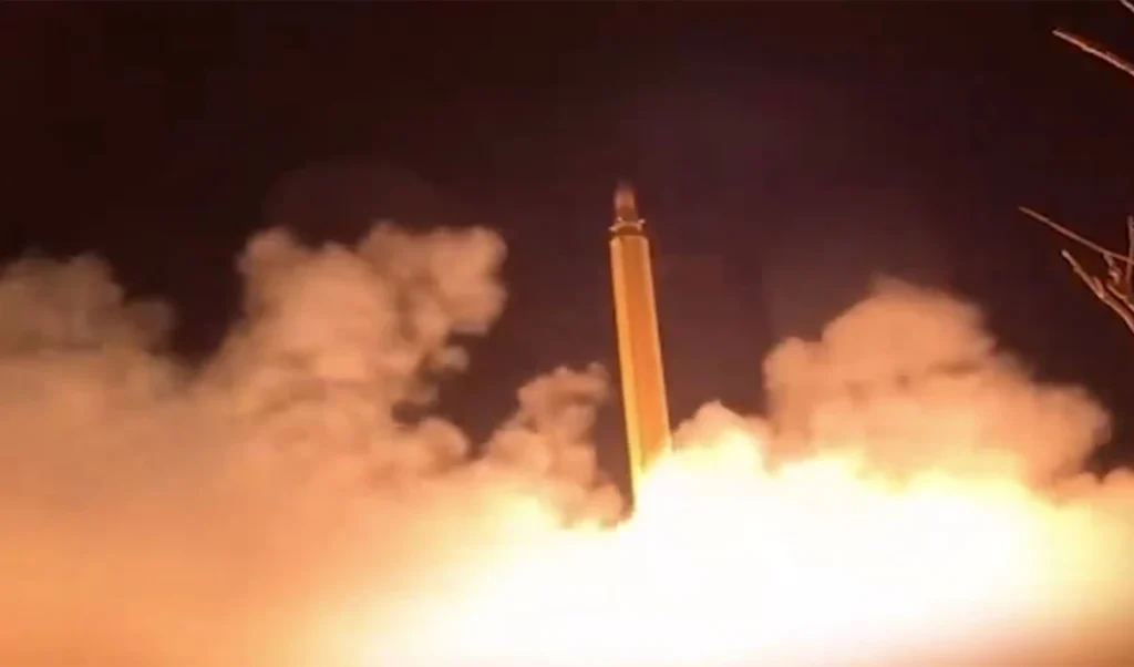 Middle East में महायुद्ध! America के मिसाइल अटैक के बाद Iran ने Hormuz Strait किया बंद