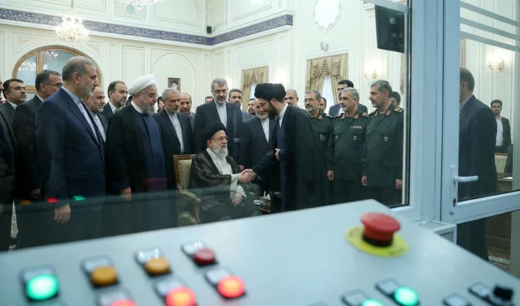 Mojtaba Khamenei के हाथ में सत्ता की कमान! क्या परमाणु बम बटन दबाएगा तेहरान, Saudi Arabia ने ईरान को चेतावनी दी Mojtaba Khamenei के हाथ में सत्ता की कमान! क्या परमाणु बम बटन दबाएगा तेहरान, Saudi Arabia ने ईरान को चेतावनी दी