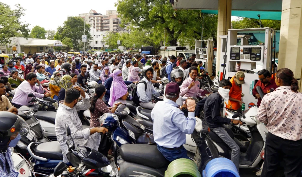 Nayara Energy ने बढ़ाए Petrol-Diesel के दाम, टंकी फुल कराने की मची होड़ Nayara Energy ने बढ़ाए Petrol-Diesel के दाम, टंकी फुल कराने की मची होड़