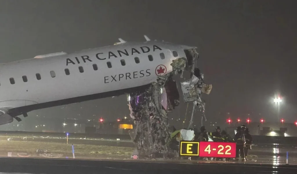 New York के LaGuardia Airport पर बड़ा हादसा, रनवे पर दमकल से टकराया Air Canada विमान, 2 की मौत