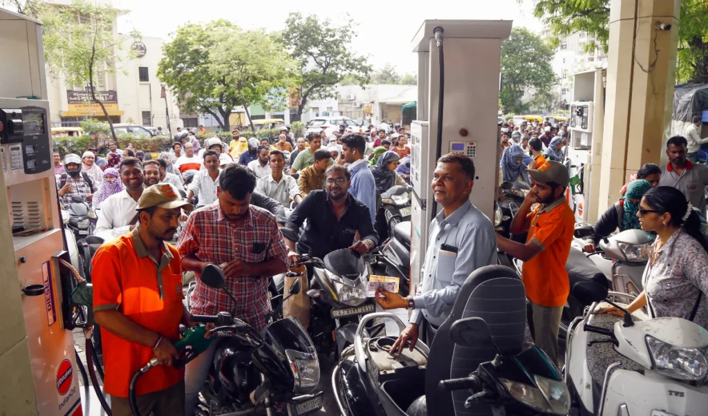 Oil Companies का Big Alert! देश में पेट्रोल-डीजल की कोई कमी नहीं, अफवाहों पर ध्यान न दें