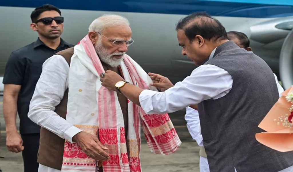 PM Modi का Mission Assam: चुनाव से पहले ₹4570 करोड़ की सौगात, नई Trains को दिखाई हरी झंडी