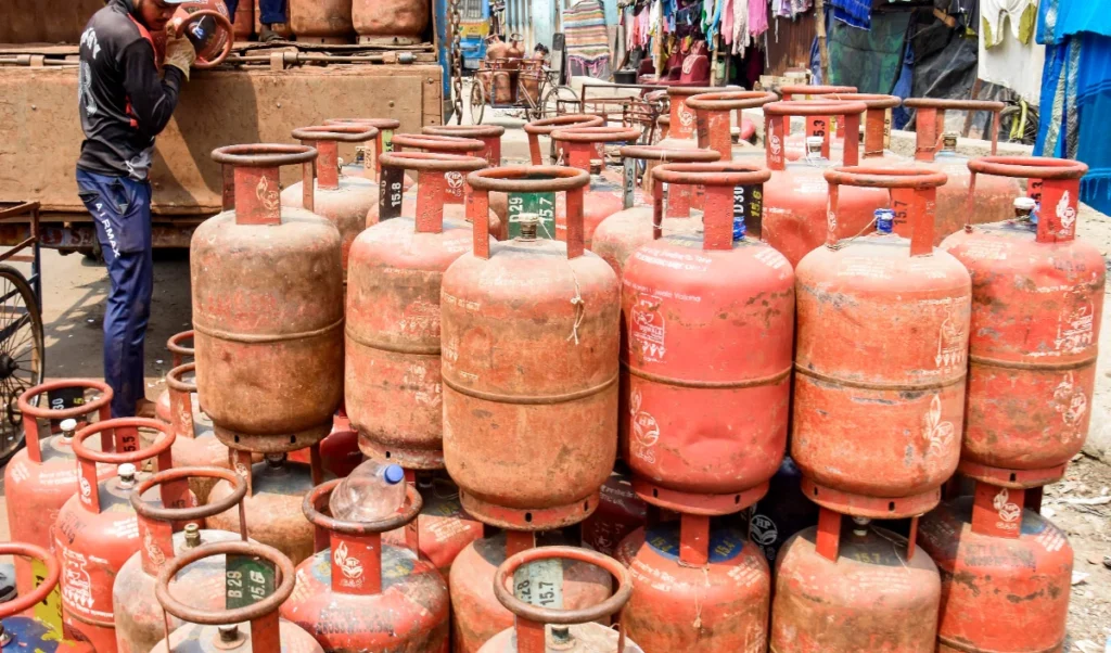 PNG vs LPG Cylinder । पाइप वाली गैस क्यों है बेहतर? जानें Self Billing और Digital Control के फायदे PNG vs LPG Cylinder । पाइप वाली गैस क्यों है बेहतर? जानें Self Billing और Digital Control के फायदे