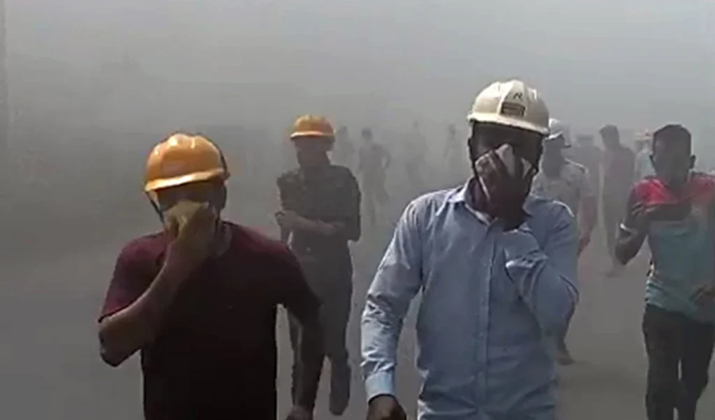 Panic in Maharashtra Palghar | बोइसर में ओलियम गैस लीक से हड़कंप, 1600 छात्रों समेत 2600 लोग सुरक्षित निकाले गए Panic in Maharashtra Palghar | बोइसर में ओलियम गैस लीक से हड़कंप, 1600 छात्रों समेत 2600 लोग सुरक्षित निकाले गए